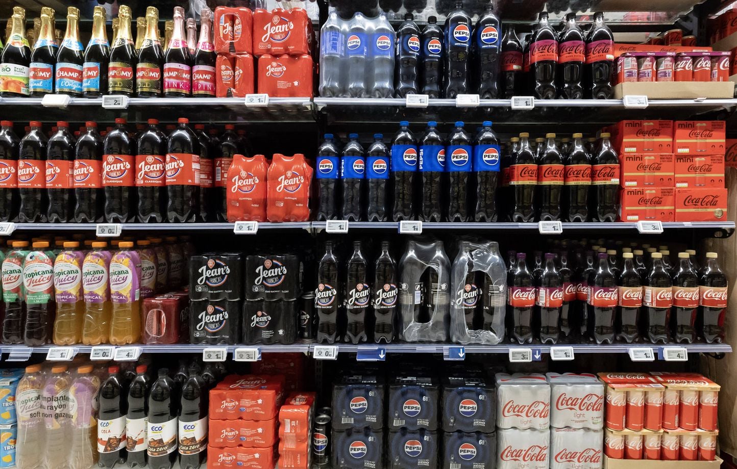 Macron pide al gobierno que inicie consultas sobre un depósito para botellas de plástico Macron pide al gobierno que inicie consultas sobre un depósito para botellas de plástico